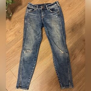 Silver Avery Ankle Skinny Jean in Distressed Blue